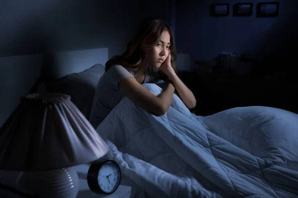 Depresso Giovane Donna Asiatica Seduta Letto Non Può Dormire Insomni — Foto Stock