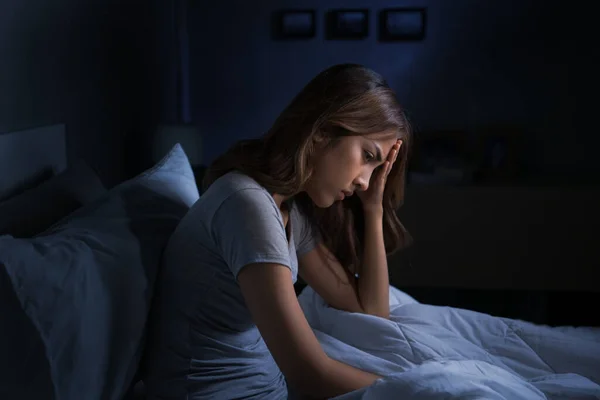 Depresso Giovane Donna Asiatica Seduta Letto Non Può Dormire Insomni — Foto Stock