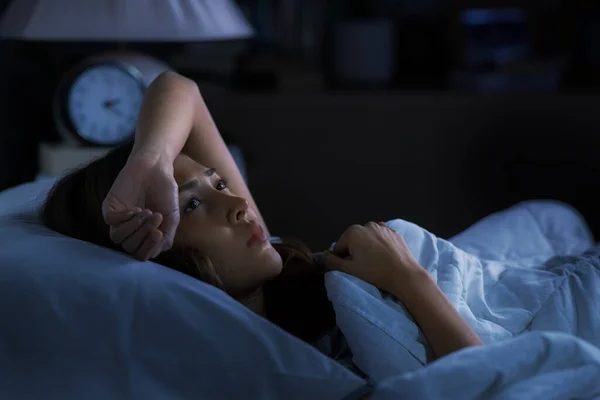 Депресивна Молода Жінка Лежить Ліжку Може Спати Від Безсоння — стокове фото