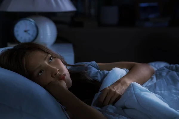 Депресивна Молода Жінка Лежить Ліжку Може Спати Від Безсоння — стокове фото