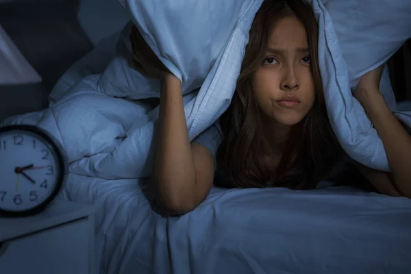 Depresso Giovane Donna Sdraiata Letto Non Può Dormire Insonnia — Foto Stock