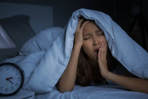 Depresso Giovane Donna Sdraiata Letto Non Può Dormire Insonnia — Foto Stock