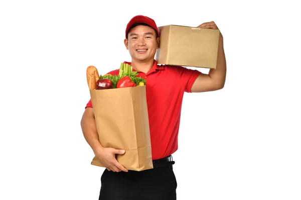 身穿红色制服的亚洲送货人将包裹 纸板箱和购物袋隔离在白色背景下 — 图库照片
