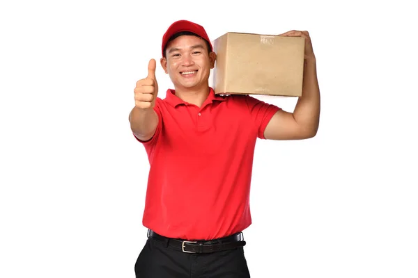 Azji Dostawca Człowiek Czerwonym Mundurze Paczki Karton Pudełko Pokazując Jego — Zdjęcie stockowe