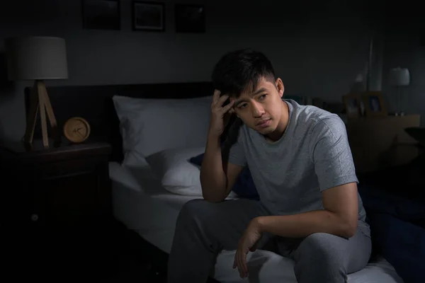 Joven Deprimido Que Sufre Insomnio Sentado Cama — Foto de Stock