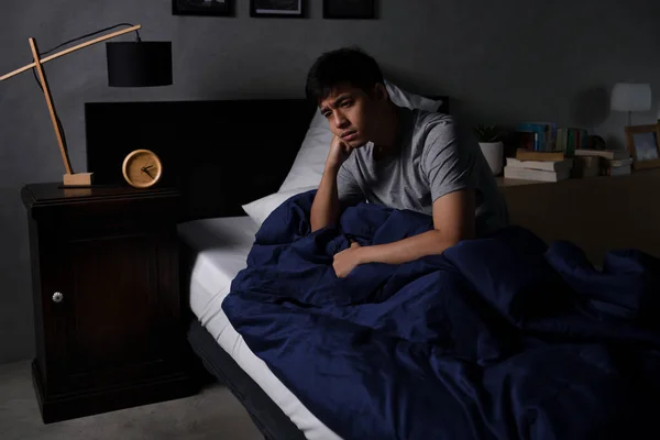 Депресивний Молодий Чоловік Який Страждає Від Безсоння Сидить Ліжку — стокове фото