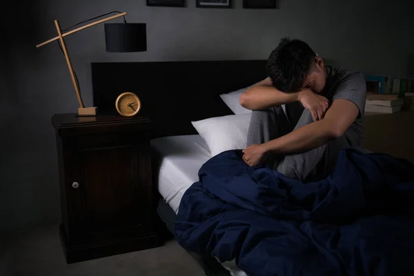 Депресивний Молодий Чоловік Який Страждає Від Безсоння Сидить Ліжку — стокове фото