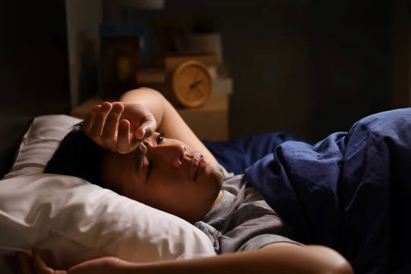 Een Depressieve Jongeman Die Lijdt Aan Slapeloosheid Bed — Stockfoto