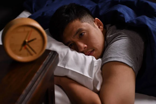 Депресивний Молодий Чоловік Який Страждає Від Безсоння Лежить Ліжку — стокове фото