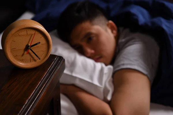 Депресивний Молодий Чоловік Який Страждає Від Безсоння Лежить Ліжку Вибірковий — стокове фото