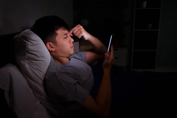 Jeune Homme Ayant Des Yeux Endoloris Fatigués Lorsqu Utilise Smartphone — Photo