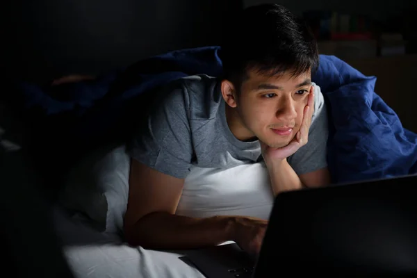Jeune Homme Asiatique Aide Ordinateur Portable Dans Son Lit Nuit — Photo