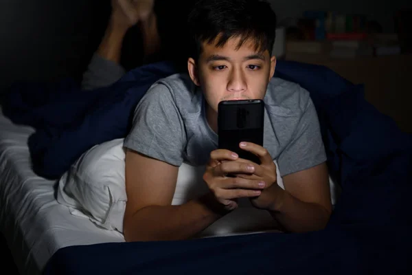 Jeune Homme Ayant Des Yeux Endoloris Fatigués Lorsqu Utilise Smartphone — Photo