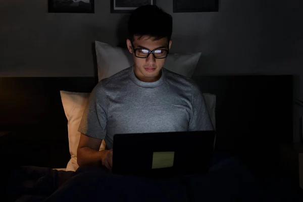 Jeune Homme Asiatique Aide Ordinateur Portable Dans Son Lit Nuit — Photo