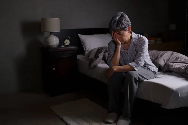 Депресивна Старша Жінка Сидить Ліжку Може Спати Від Безсоння — стокове фото