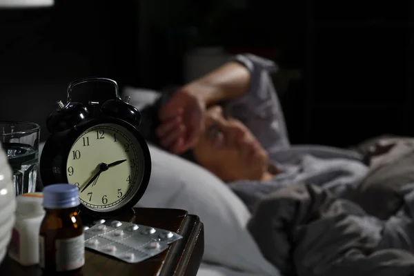 Депресивна Старша Жінка Лежачи Ліжку Може Спати Від Безсоння Вибірковий — стокове фото