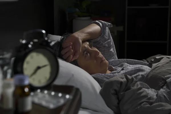Депресивна Старша Жінка Лежить Ліжку Може Спати Від Безсоння — стокове фото