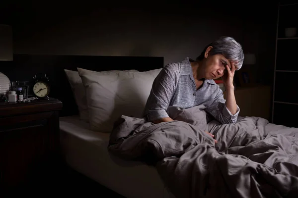 Депресивна Старша Жінка Сидить Ліжку Може Спати Від Безсоння — стокове фото