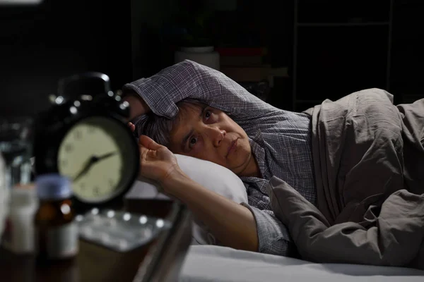 Depressive Seniorin Die Bett Liegt Kann Vor Schlaflosigkeit Nicht Schlafen — Stockfoto