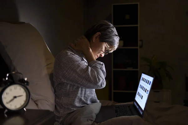 Senior Asiatico Donna Con Dolorante Muscolare Dolore Laptop Uso Letto — Foto Stock