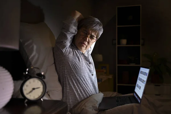 Senior Asiatico Donna Con Dolorante Muscolare Dolore Laptop Uso Letto — Foto Stock