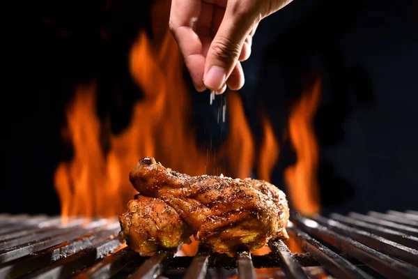 Hand Streut Salz Und Gewürze Auf Gegrillte Hähnchenkeule Auf Dem — Stockfoto