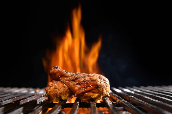 Grillet Kyllingeben Den Flammende Grill - Stock-foto