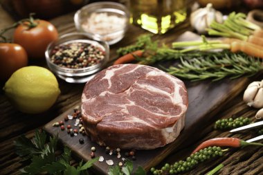 Kesme tahtasındaki taze çiğ et.