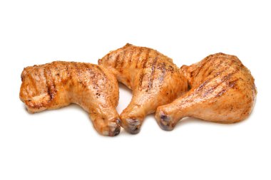 Beyaz arka planda izole edilmiş ızgara tavuk butları.