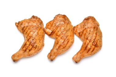 Beyaz arka planda izole edilmiş ızgara tavuk butları.
