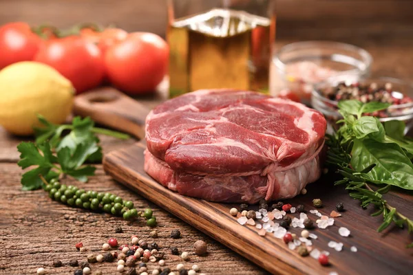 Fresh Raw Beef Meat Cutting Board — Stock Photo, Image