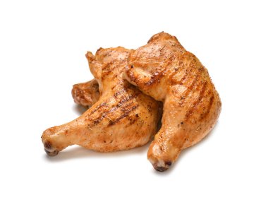 Beyaz arka planda izole edilmiş ızgara tavuk butları.