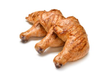 Beyaz arka planda izole edilmiş ızgara tavuk butları.