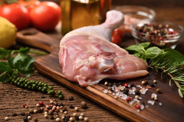新鮮な生鶏もも肉の材料を木製のまな板で調理する — ストック写真
