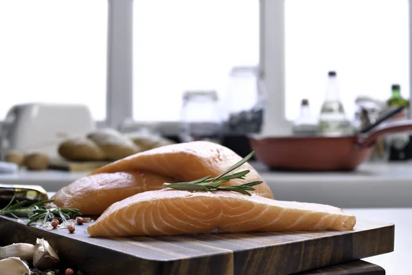 Filetes Frescos Salmón Crudo Con Ingrediente Una Tabla Cortar Cocina — Foto de Stock