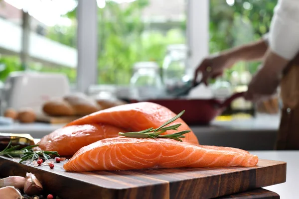 Filetes Frescos Salmón Crudo Con Ingrediente Una Tabla Cortar Cocina — Foto de Stock