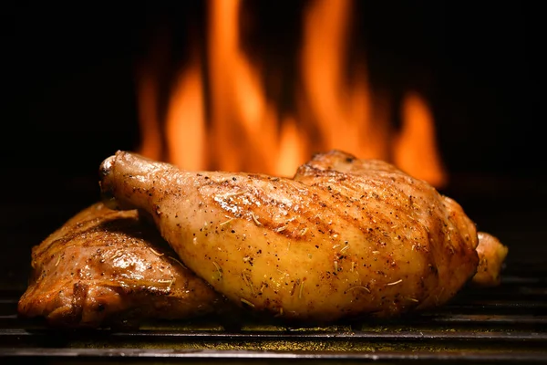 炎のグリルで鶏の太ももを焼きます — ストック写真