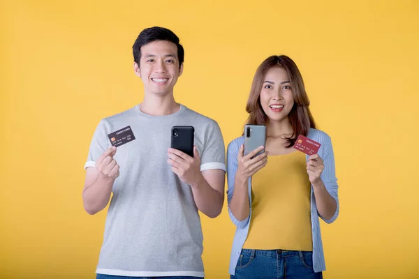 Excited Asian Couple Holding Credit Card Smartphone Feeling Excited While — Stock Photo, Image