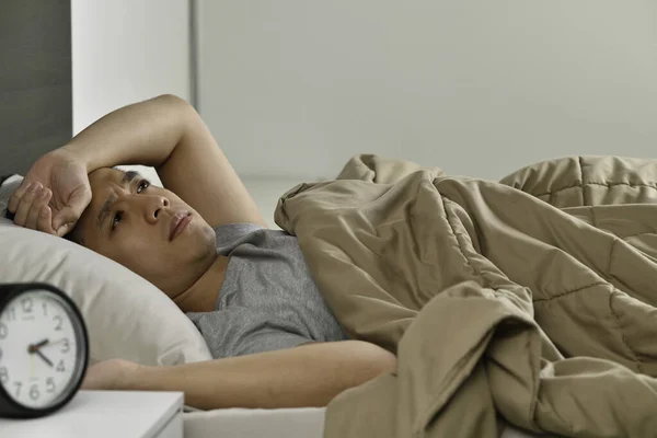 Depressieve Jonge Aziatische Man Liggend Bed Kan Niet Slapen Van — Stockfoto