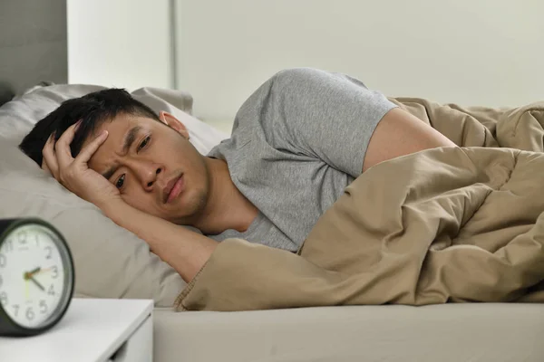 Déprimé Jeune Homme Asiatique Couché Dans Lit Peut Pas Dormir — Photo