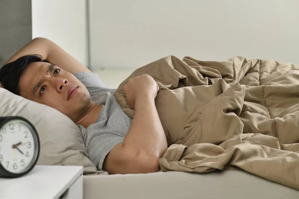 Depressieve Jonge Aziatische Man Liggend Bed Kan Niet Slapen Van — Stockfoto