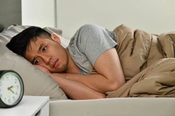 Déprimé Jeune Homme Asiatique Couché Dans Lit Peut Pas Dormir — Photo