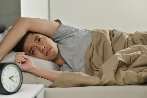 Depresyonda Olan Asyalı Genç Bir Adam Uykusuzluktan Uyuyamıyor — Stok fotoğraf