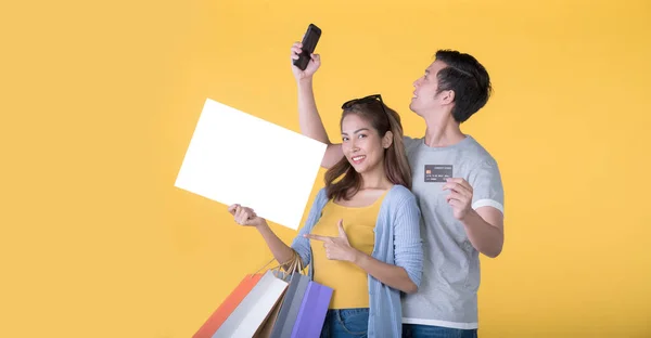 Pareja Asiática Sosteniendo Cartelera Blanco Con Tarjeta Crédito Bolsas Compras —  Fotos de Stock