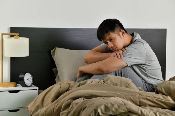 침대에 우울증에 아시아 남자는 불면증으로 수없다 — 스톡 사진