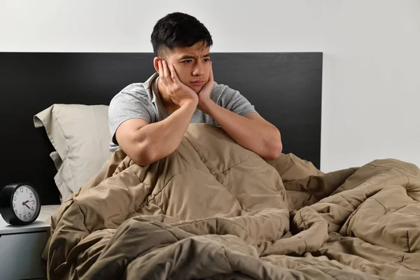 Deprimido Jovem Asiático Sentado Cama Não Pode Dormir Insônia — Fotografia de Stock