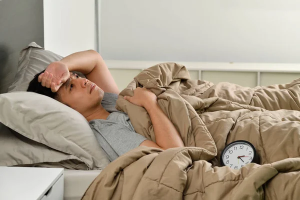 Depresso Giovane Asiatico Uomo Sdraiato Letto Non Può Dormire Insonnia — Foto Stock