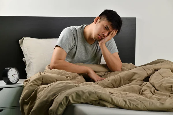 Przygnębiony Młody Azjata Siedzi Łóżku Nie Może Spać Bezsenności — Zdjęcie stockowe