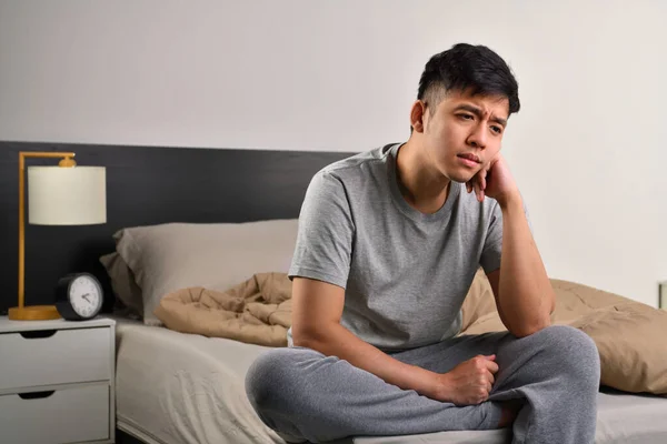 Пригнічений Молодий Азіат Який Сидить Ліжку Може Спати Від Безсоння — стокове фото