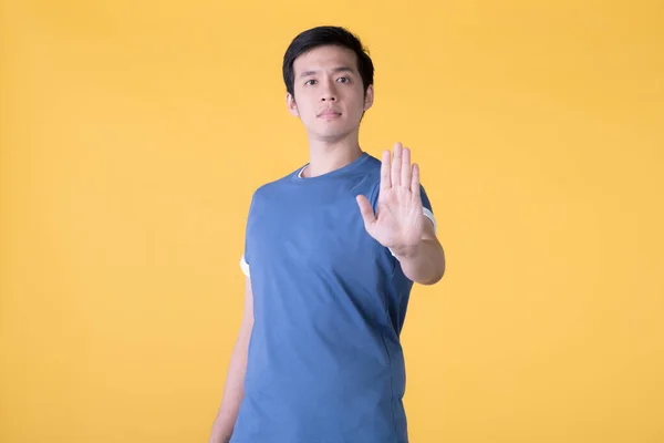 Jovem Asiático Vestindo Roupas Casuais Sobre Fundo Amarelo Fazendo Parar — Fotografia de Stock